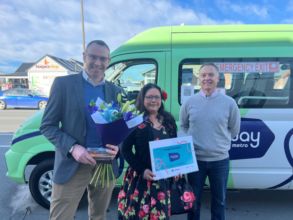 Photograph of winner Noriza Martin with Environment Canterbury’s Public Transport Business Services and Improvement Team Leader Dan Daly (left), and Timaru General Manager Justin McLauchlan (right). 